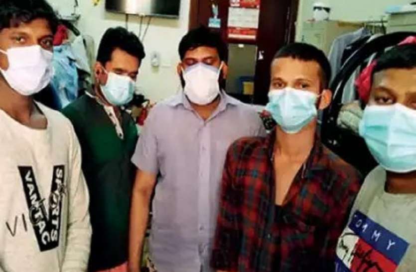 indians_in_uae.jpg दुबई में फंसे 10 भारतीय मेडिकल हेल्पर कोरोना पॉजिटिव, सरकार से लगाई मदद की गुहार