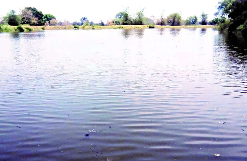 The ponds are becoming extinct due to encroachment न्यायालय के आदेश के बाद भी नहीं हटाया कब्जा, अतिक्रमण की चपेट से विलुप्त हो रहे तालाब