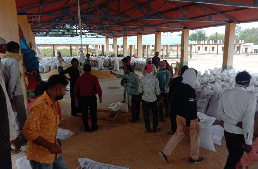 In the Jatara Agricultural Produce Market, the manager is asking for money from farmers कृषि मंडी: सोशल डिस्टेंस मेंटेन रखने नई व्यवस्था