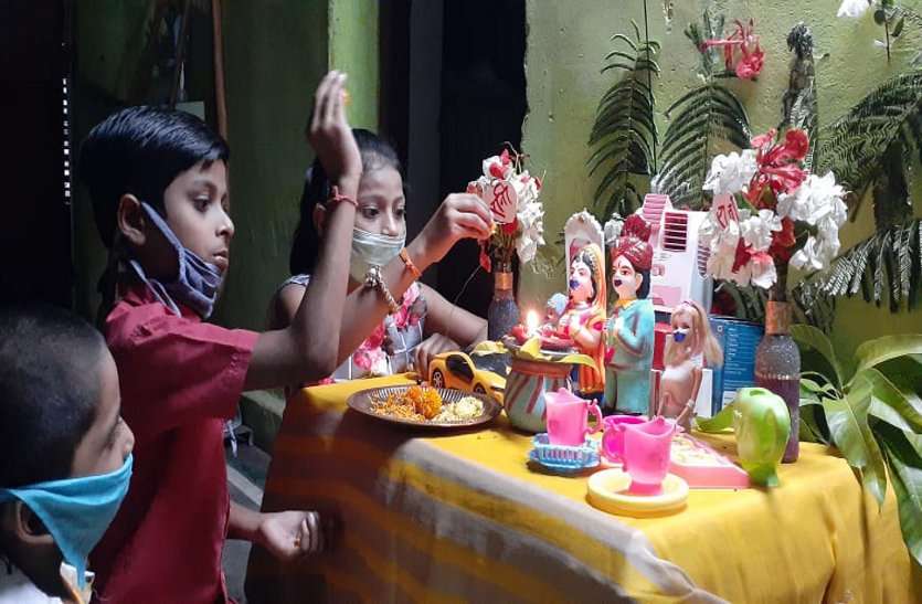 अक्ती पर्व: दूल्हे-दुल्हन व सहयोगियों को मास्क लगाकर रचाई शादी अक्ती पर्व: दूल्हे-दुल्हन व सहयोगियों को मास्क लगाकर रचाई शादी
