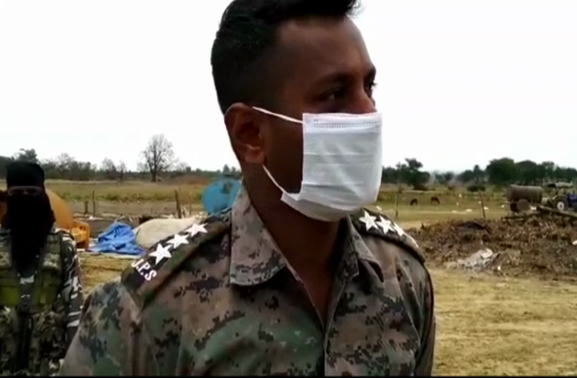पैदल ही निकले थे सैकड़ों किलोमीटर दूर घर के लिए, पुलिस ने पकड़ा उसके बाद... पैदल ही निकले थे सैकड़ों किलोमीटर दूर घर के लिए, पुलिस ने पकड़ा उसके बाद...
