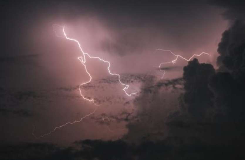 One dead due to lightning fall, two youth could not come in JD आकाशीय बिजली गिरने से एक की मौत, दो युवक नहीं आ पाए जद में
