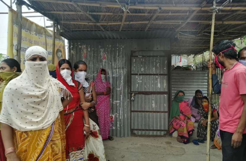 Lockdown : कलेक्टर ने लगाई बड़ी टीम, फिर भी जरूरतमंदों से दूर राशन Lockdown : कलेक्टर ने लगाई बड़ी टीम, फिर भी जरूरतमंदों से दूर राशन