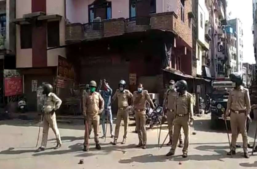 कानपुर के बजरिया हॉटस्पॉट क्षेत्र में स्वास्थ्य विभाग व पुलिस पर पथराव, मुश्किल से भागकर बचाई जान कानपुर के बजरिया हॉटस्पॉट क्षेत्र में स्वास्थ्य विभाग व पुलिस पर पथराव, भागकर मुश्किल से बचाई जान