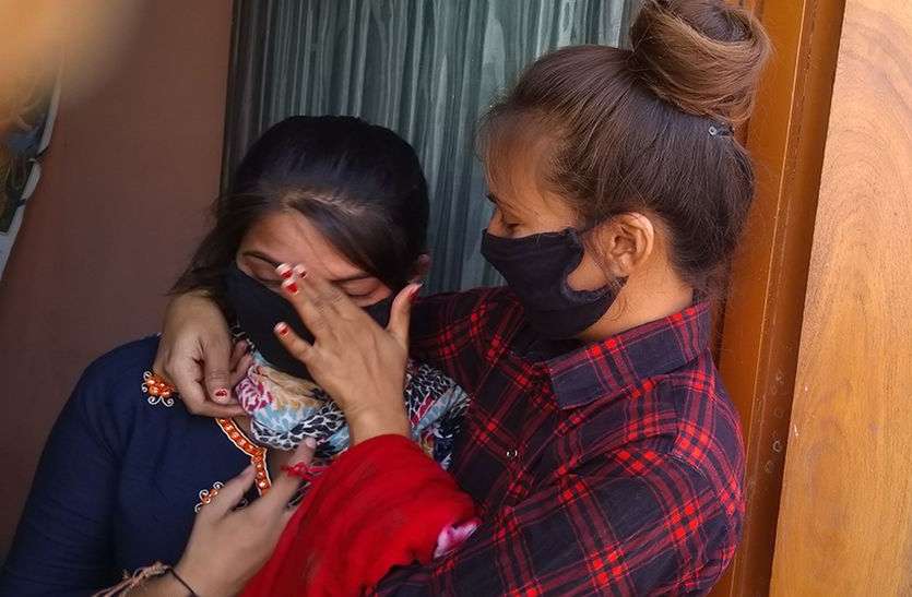 Two Girls Trapped In Lockdown Reached Home Corona Virus