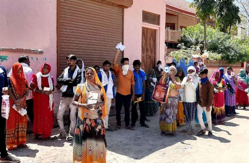 राशन की दुकान पर सोशल डिस्टेन्सिंग फेल, दुकान बंद कर चला गया डीलर राशन की दुकान पर सोशल डिस्टेन्सिंग फेल, दुकान बंद कर चला गया डीलर