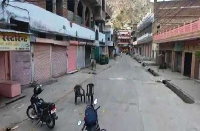 कर्फ्यूग्रस्त क्षेत्रों में फ्लैग मार्च, पुलिस की सख्ती बढ़ी कर्फ्यूग्रस्त क्षेत्रों में फ्लैग मार्च, पुलिस की सख्ती बढ़ी