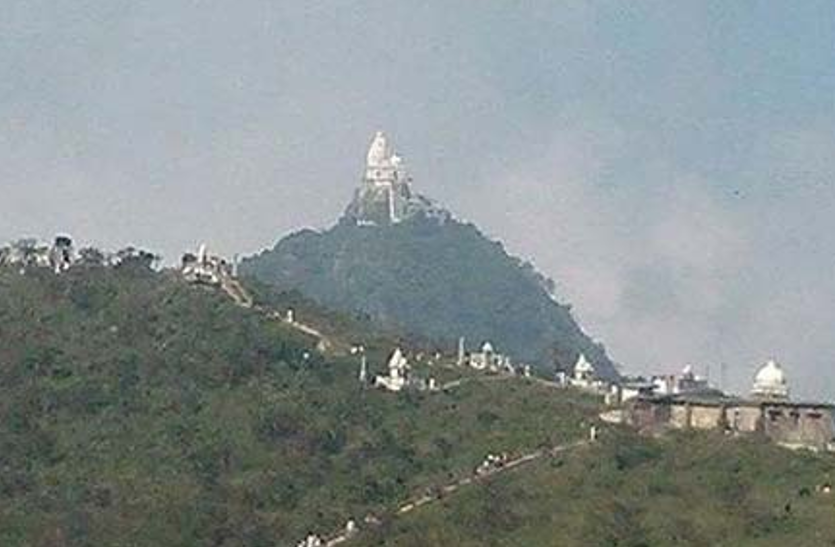 प्रसिद्ध जैन तीर्थस्थल सम्मेद शिखर में फंसे हैं सैकड़ों श्रद्धालु, कई के प्रियजनों का हुआ निधन प्रसिद्ध जैन तीर्थस्थल सम्मेद शिखर में फंसे हैं सैकड़ों श्रद्धालु, कई के प्रियजनों का हुआ निधन