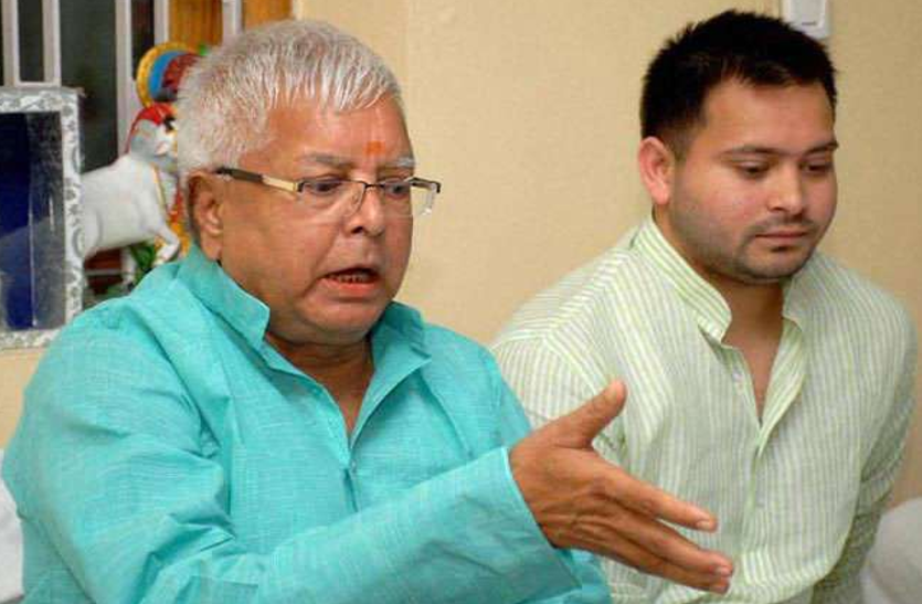 संकटकाल में भी चमक रही राजनीति, बांटे जा रहे लालू-तेजस्वी की फोटो लगे फूड पैकेट संकटकाल में भी चमक रही राजनीति, बांटे जा रहे लालू-तेजस्वी की फोटो लगे फूड पैकेट