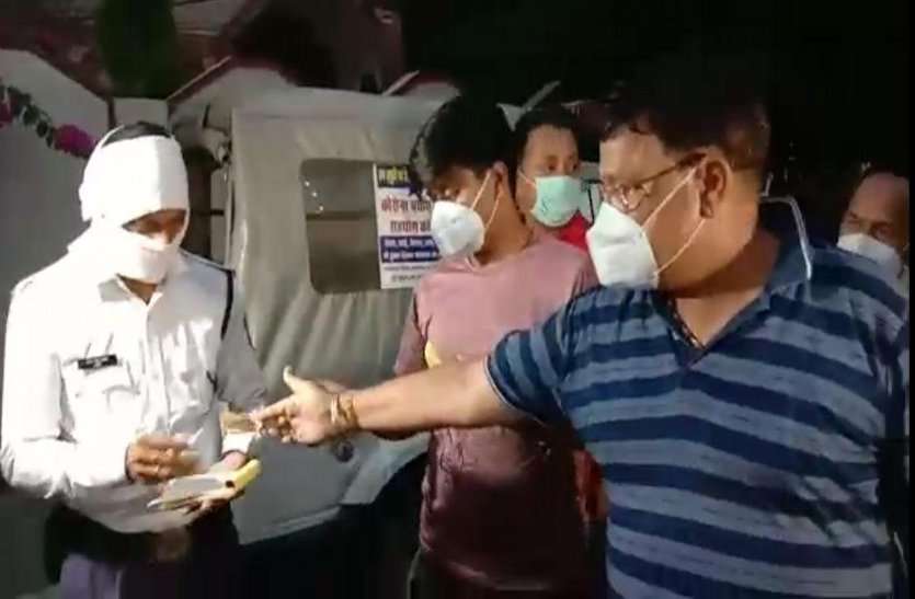 bjp leader pradhuman singh tomar son fined by apologizing मास्क पहनकर आया पूर्व मंत्री का बेटा, माफी मांगकर भरा जुर्माना