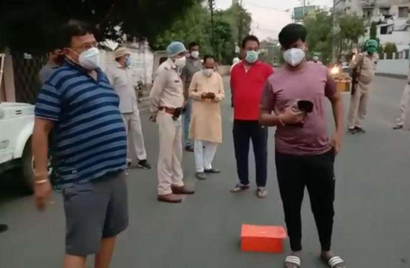 bjp leader pradhuman singh tomar son fined by apologizing