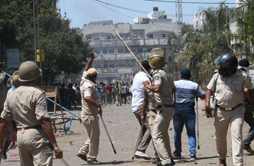 वतन वापसी की मांग कर रहे हजारों श्रमिक सड़कों पर उतर पड़े.. लॉकडाउन उल्लंघन पर पुलिस सख्त—12 हजार को पुलिस ने दबोचा,2100 मुकदमे भी दर्ज