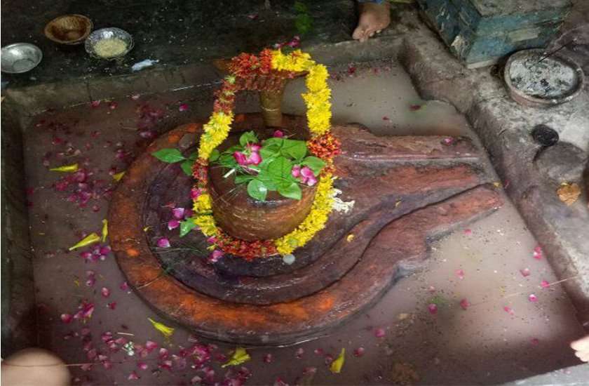 सोमवार को घर में ही परिवार सहित करें शिव अभिषेक के साथ ये काम