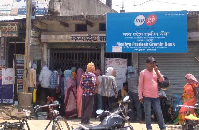 In the concession, the social distancing blown away, the citizens came रियायत में सोशल डिस्टेसिंग की उड़ी धज्जियां, बेपरवाह घरों से निकले नागरिक
