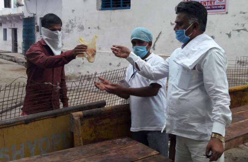 बड़ौदा के कंटेनमेंट जोन के लोग की डिमांड, कर्मचारियों को करना पड़ रहीं पूरी बड़ौदा के कंटेनमेंट जोन के लोग की डिमांड, कर्मचारियों को करना पड़ रहीं पूरी