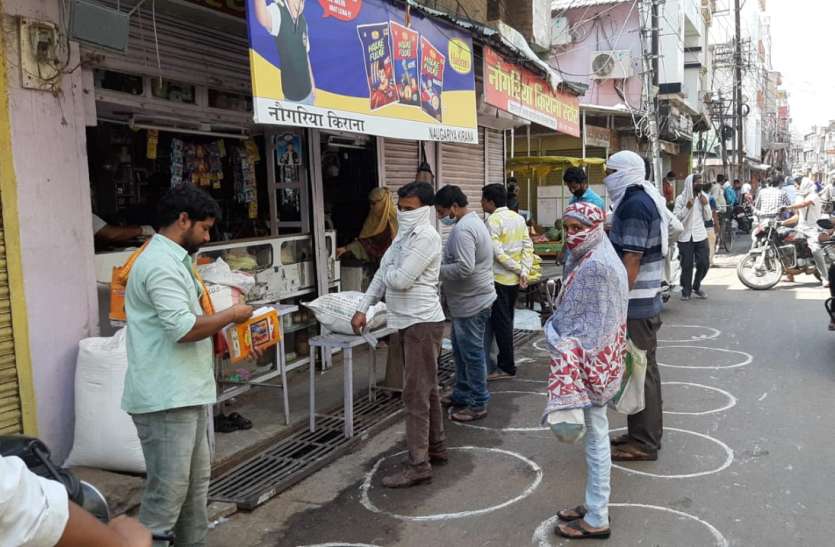 Social distancing followed पूरे दिन खुली किराना-सब्जी व फल की दुकानें तो घट गई भीड़