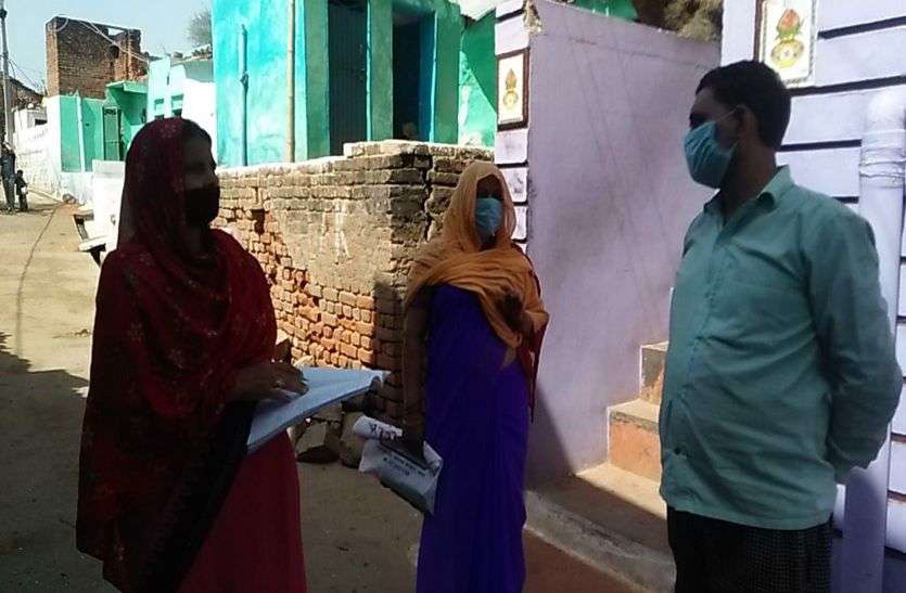 ग्रामीणों को जानकारी देने के साथ ही कर रहे सर्वे ग्रामीणों को जानकारी देने के साथ ही कर रहे सर्वे