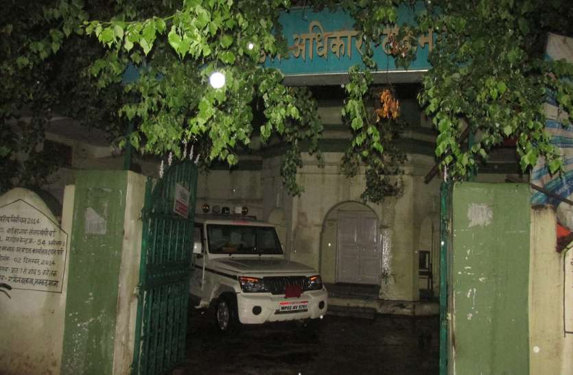 Forest Department officials do not receive receipts ओरछा में मगरमच्छ की मौत बना रहस्य