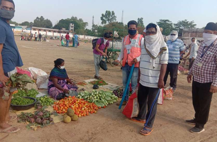 Fraud with consumers in lockdown katni लॉकडाउन में उपभोक्ताओं के साथ हो रही बड़ी हेराफेरी, ऐसे हुआ भंडाफोड़, देखें वीडियो