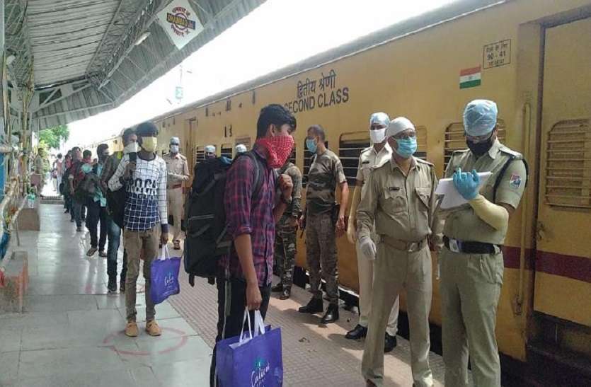 कहां तो दोनों वक्त का भोजन भी मुश्किलों से नसीब और कहां फूलों से स्वागत कहां तो दोनों वक्त का भोजन भी मुश्किलों से नसीब और कहां फूलों से स्वागत