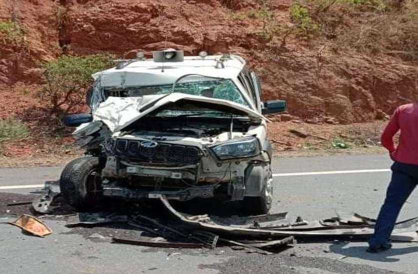 SDM car accident in highway three people injured 50 फीट गहरी खाई में गिरी जीप, तीन घायल