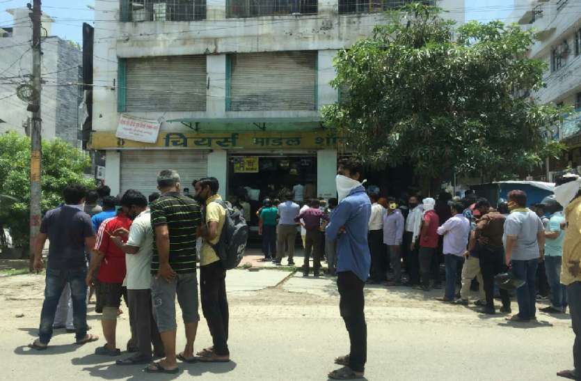 शराब की दुकानों पर उमड़ी पियक्कड़ों की भीड़, तमाम जगह स्टॉक खत्म, बिक्री से 100 करोड़ के राजस्व का अनुमान शराब की दुकानों पर उमड़ी पियक्कड़ों की भीड़, तमाम जगह स्टॉक खत्म, बिक्री से 100 करोड़ के राजस्व का अनुमान