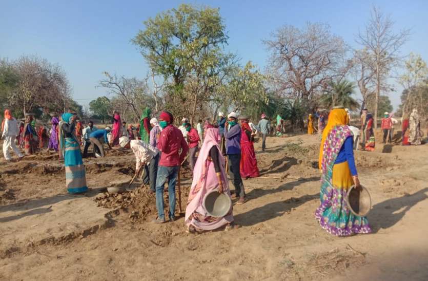 Only 10 laborers could be given administrative work ६२ हजार दूसरे प्रदेशों से लौटे मजदूर, मिट्टी निर्माण कार्यो को दी जा रही प्राथमिता