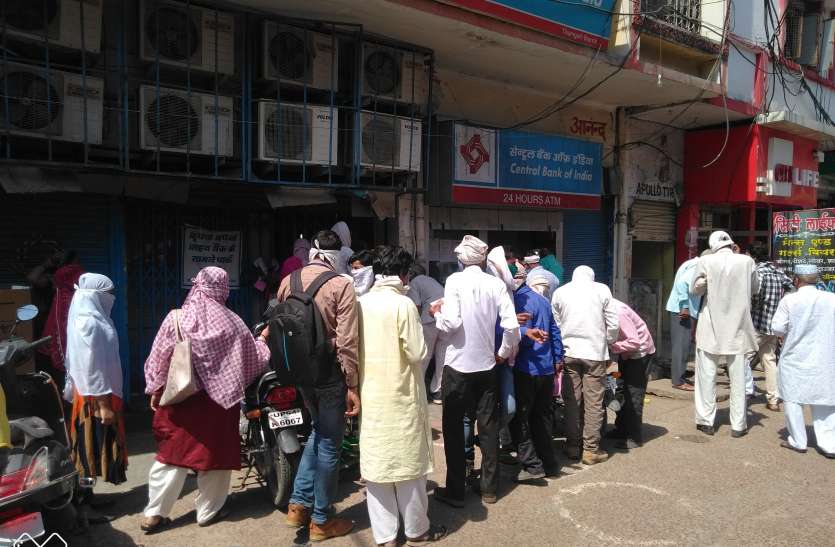 There is a lot of damage to social distance पुलिस व प्रशासनिक अधिकारियों ने किया भ्रमण, लॉकडाउन ३.० का पहला दिन