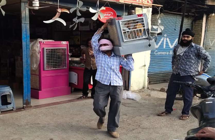 People came to shop as soon as the market opened बाजार खुलते ही खरीदारी करने पहुंचे लोग, कूलर, पंखा की सबसे ज्यादा रही मांग