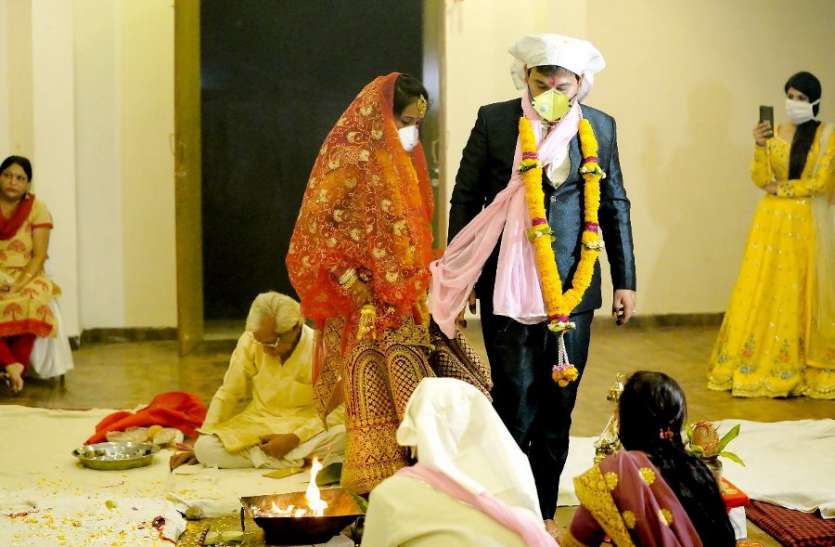 लॉकडाउन में शादी: रात में दूल्हे राजा को मिली अनुमति, सुबह पहुंच गए दूल्हनियां को लिवाने लॉकडाउन में शादी: रात में दूल्हे राजा को मिली अनुमति, सुबह पहुंच गए दूल्हनियां को लिवाने