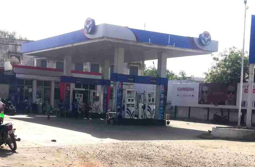 लॉकडाउन में पेट्रोल-डीजल की खपत थमी-सीमाएं बंद होने से पड़ा विपरीत असर लॉकडाउन में पेट्रोल-डीजल की खपत थमी-सीमाएं बंद होने से पड़ा विपरीत असर