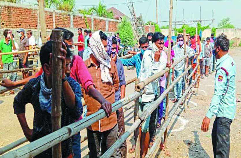 बेकाबू भीड़ ने किए सारे नियम ध्वस्त, धरी रह गई सोशल डिस्टेंसिंग की कवायद बेकाबू भीड़ ने किए सारे नियम ध्वस्त, धरी रह गई सोशल डिस्टेंसिंग की कवायद