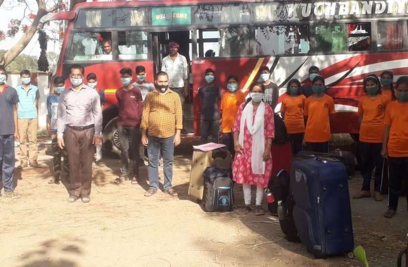 0503nsp9_1.jpg लॉक डाउन में कर्नाटक में फंसे जवाहर नवोदय के 24 छात्र छात्राओं की हुई वापसी