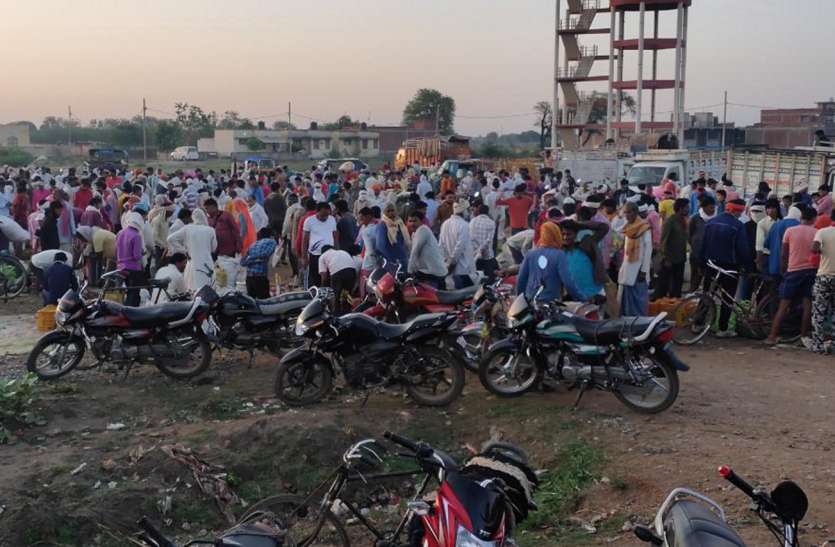 नहीं दिखा सोशल डिस्टेंसिंग, मुंह से मास्क भी गायब नहीं दिखा सोशल डिस्टेंसिंग, मुंह से मास्क भी गायब
