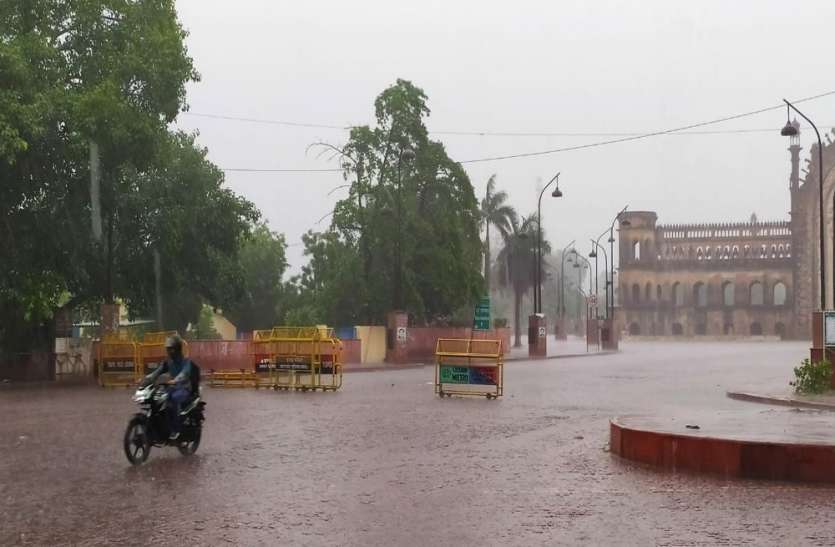मौसम विभाग ने जारी की चेतावनी, यूपी में अगले चार दिनों तक तेज हवाओं के साथ होगी भारी बारिश मौसम विभाग ने जारी की चेतावनी, यूपी में अगले चार दिनों तक तेज हवाओं के साथ होगी भारी बारिश