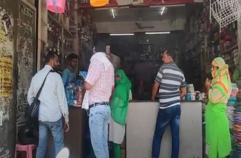 लॉकडाउन में मिली ढील से जनता खुश, पर खतरे से है सशंकित लॉकडाउन में मिली ढील से जनता खुश, पर खतरे से है सशंकित