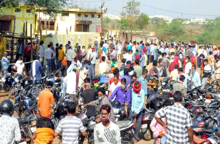 Market open, liquor shops flooded, sales of Rs. 3 crore a day ... बाजार खुला, शराब दुकानों में उमडा़ सैलाब, एक दिन में पौने 3 करोड़ की बिक्री ...