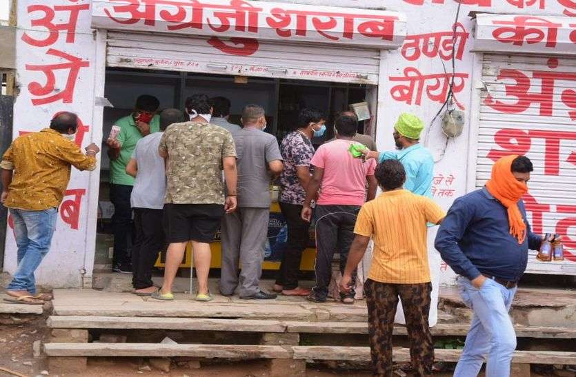 कोई पेटी ले गया तो कोई भर ले गया थैला कोई पेटी ले गया तो कोई भर ले गया थैला
