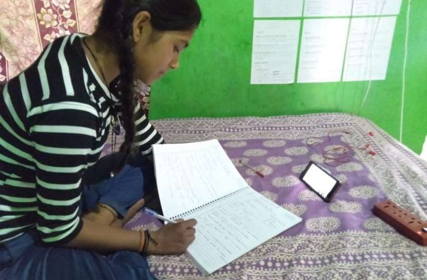 लॉकडाउन में किताबों से बढ़ रही दूरियां और मोबाइल से बन रही करीबियां लॉकडाउन में किताबों से बढ़ रही दूरियां और मोबाइल से बन रही करीबियां