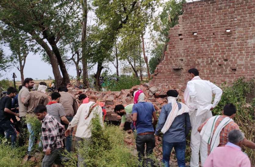सवा सौ किमी की रफ्तार से चली आंधी, घरों के टीन उड़े, सैकड़ों पेड़ और बिजली खंभे धराशायी सवा सौ किमी की रफ्तार से चली आंधी, घरों के टीन उड़े, सैकड़ों पेड़ और बिजली खंभे धराशायी