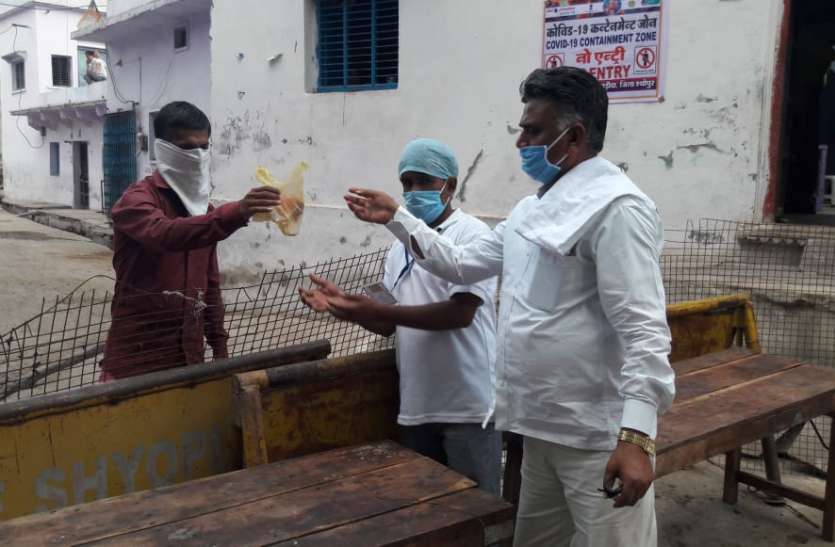 बड़ौदा के कंटेनमेंट जोन के लोग की डिमांड, कर्मचारियों को करना पड़ रहीं पूरी बड़ौदा के कंटेनमेंट जोन के लोग की डिमांड, कर्मचारियों को करना पड़ रहीं पूरी