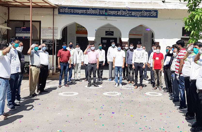 कोरोना वॉरियर्स के सम्मान में 42 दिन बाद गुंजी बैण्ड-बाजों की आवाज, पुष्प वर्षा कर किया अभिवादन कोरोना वॉरियर्स के सम्मान में 42 दिन बाद गुंजी बैण्ड-बाजों की आवाज, पुष्प वर्षा कर किया अभिवादन