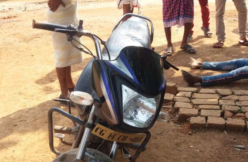 बाइक सवार दो युवकों की बाइक हुई अनियंत्रित, पेड़ से टकराने के बाद एक की दर्दनाक मौत, दूसरा गंभीर बाइक सवार दो युवकों की बाइक हुई अनियंत्रित, पेड़ से टकराने के बाद एक की दर्दनाक मौत, दूसरा गंभीर