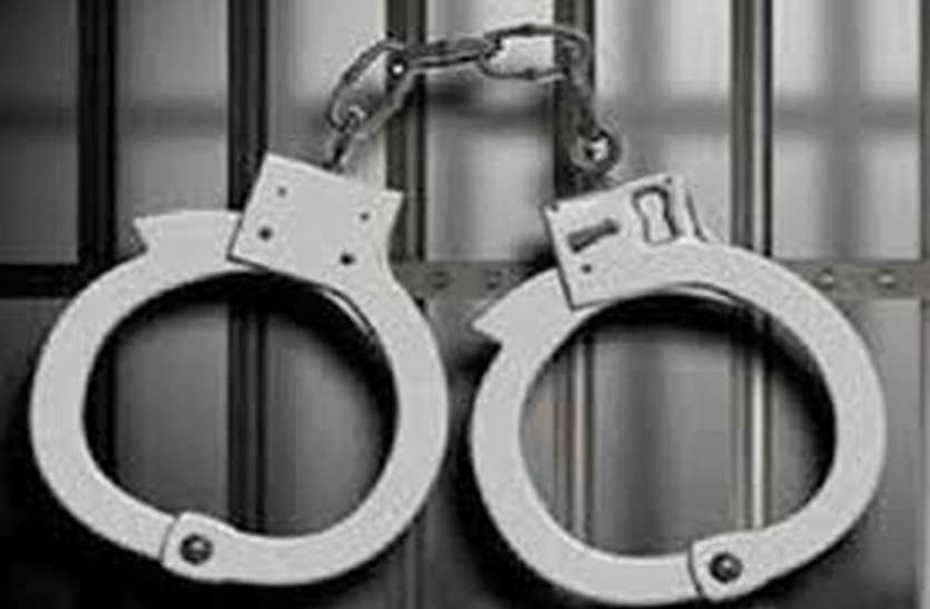 नकली अधिकारी बन गाड़ी में लगाया सरकारी स्टिकर, हुआ गिरफ्तार नकली अधिकारी बन गाड़ी में लगाया सरकारी स्टिकर, हुआ गिरफ्तार