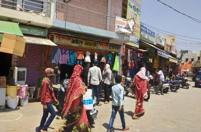 लॉकडाउन: बाजार में 44 दिन बाद उठे दुकानों के शटर, ग्राहकों की दिखी चहल-पहल लॉकडाउन: बाजार में 44 दिन बाद उठे दुकानों के शटर, ग्राहकों की दिखी चहल-पहल