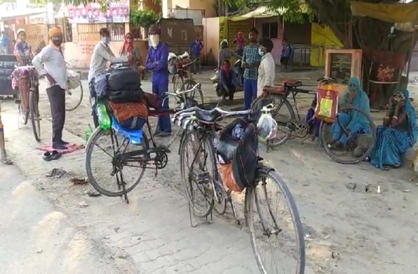 bicycles.jpg Lockdown 3: साईकिल से ही लुधियाना से लखनऊ के लिए चल दिए दर्जन भर मजदूर, बोले भूखे मर जाते साहब