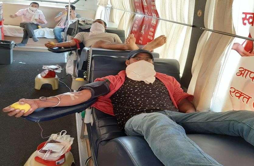 ब्लड बैंकों में रक्त की कमी पर संघ स्वयंसेवकों ने किया रक्तदान ब्लड बैंकों में रक्त की कमी पर संघ स्वयंसेवकों ने किया रक्तदान