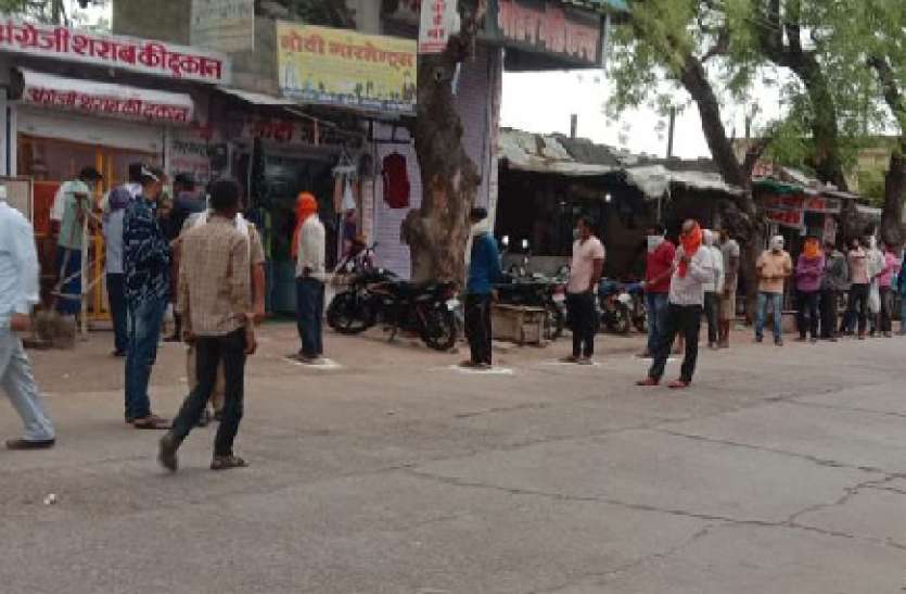 खुली शराब की दुकानें, लगी रही भीड़ खुली शराब की दुकानें, लगी रही भीड़