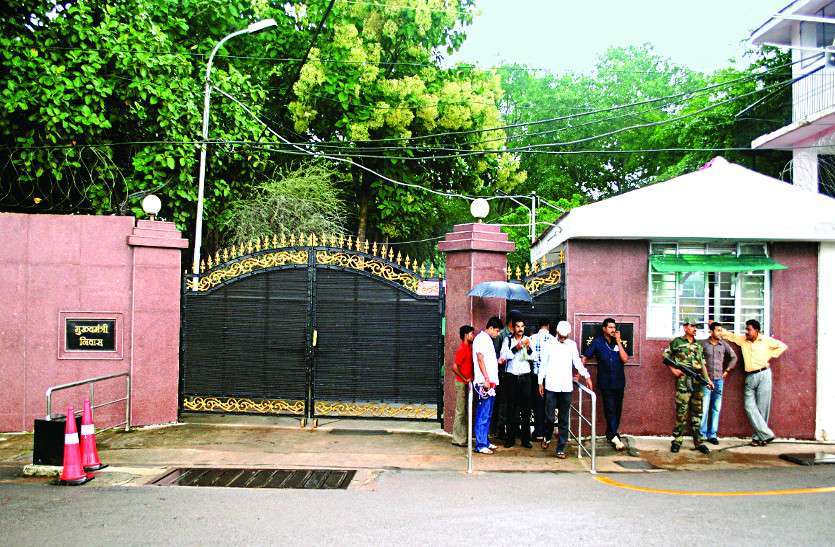 c_m_house_4017272_835x547-m.jpg रायपुर में कोरोना पॉजिटिव मिलने के बाद मुख्यमंत्री आवास में बढ़ी सख्ती, इलेक्ट्रीशियन समेत इनके प्रवेश पर रोक