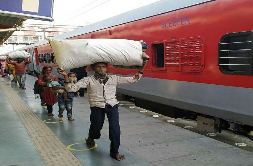 गुजरात से श्रमिक स्पेशल ट्रेन पहुंची बरेली,मजदूरों का दावा 525 रुपये लिया गया किराया गुजरात से श्रमिक स्पेशल ट्रेन पहुंची बरेली,मजदूरों का दावा 525 रुपये लिया गया किराया